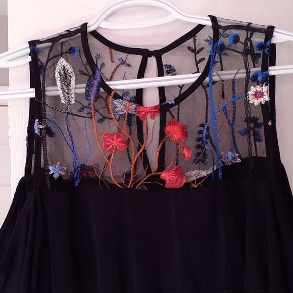 Black, cold shoulder blouse. - Picture 3 of 5